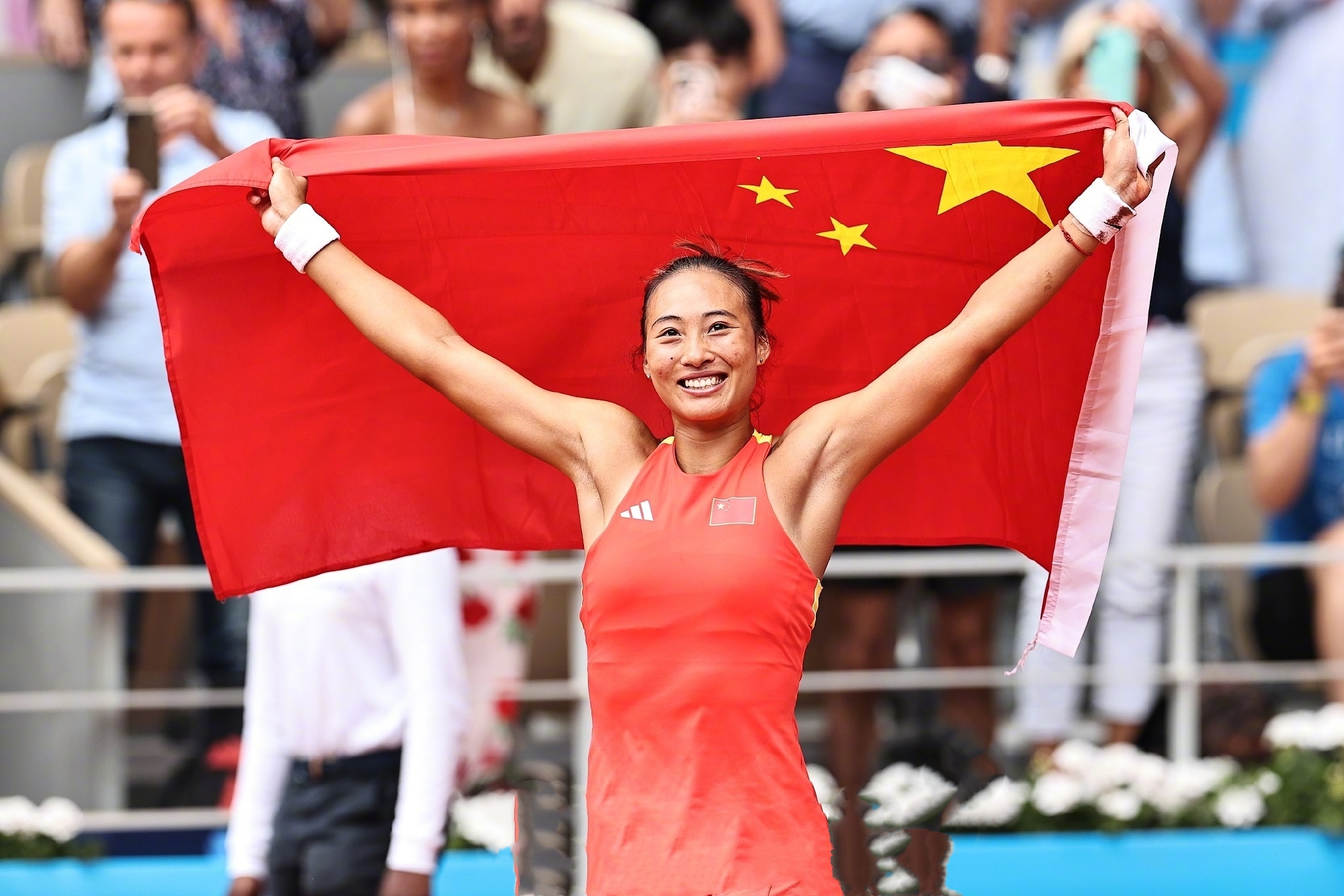 关于中国运动员在比赛中展现出色技艺，取得好成绩的信息